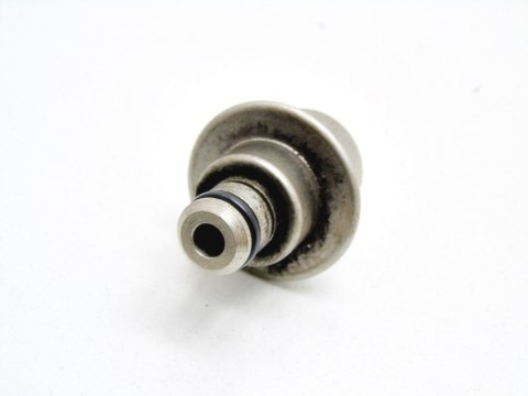 ZAWÓR LISTWY PALIWA 2.0 T VOLVO V70 C70 S70 S80 ZAWÓR LISTWY PALIWA 2.0 T VOLVO V70 C70 S70 S80