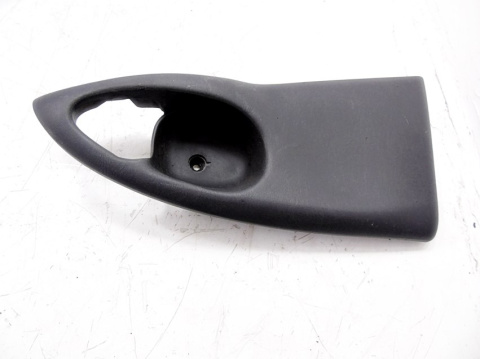 OBUDOWA MASKOWNICA KLAMKI PRAWY TYŁ FORD FOCUS MK1 OBUDOWA MASKOWNICA KLAMKI PRAWY TYŁ FORD FOCUS MK1