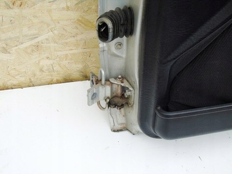 DRZWI PRAWY PRZÓD AUDI 80 B4 1993 SEDAN SREBRNE DRZWI PRAWY PRZÓD AUDI 80 B4 1993 SEDAN SREBRNE