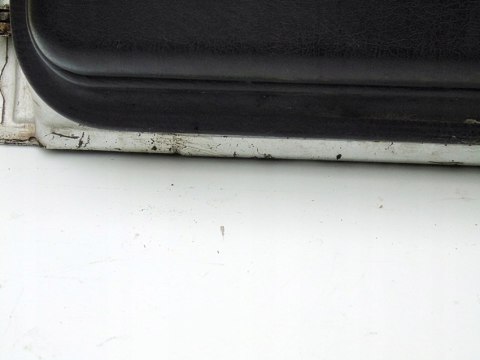 DRZWI PRAWY PRZÓD AUDI 80 B4 1993 SEDAN SREBRNE DRZWI PRAWY PRZÓD AUDI 80 B4 1993 SEDAN SREBRNE