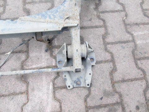 BELKA TYŁ ZAWIESZENIA PIASTY AUDI 80 B4 SEDAN BELKA TYŁ ZAWIESZENIA PIASTY AUDI 80 B4 SEDAN