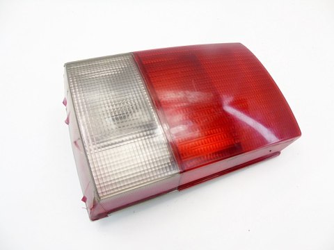 LAMPA LEWY TYŁ W KLAPIE AUDI 80 B4 8A0945093J LAMPA LEWY TYŁ W KLAPIE AUDI 80 B4 8A0945093J