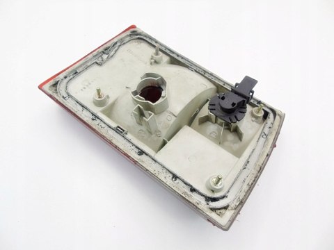 LAMPA LEWY TYŁ W KLAPIE AUDI 80 B4 8A0945093J LAMPA LEWY TYŁ W KLAPIE AUDI 80 B4 8A0945093J