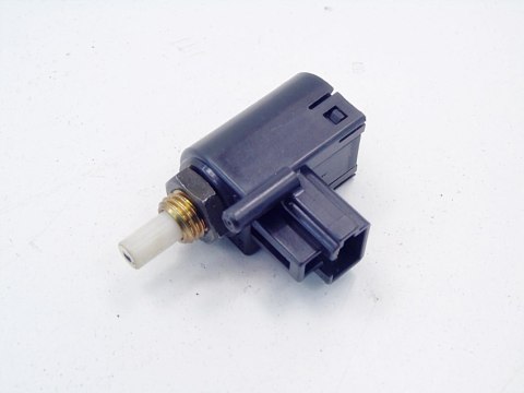 WŁĄCZNIK CZUJNIK PEDAŁU SPRZĘGŁA TOYOTA AVENSIS T25 03- WŁĄCZNIK CZUJNIK PEDAŁU SPRZĘGŁA TOYOTA AVENSIS T25 03-