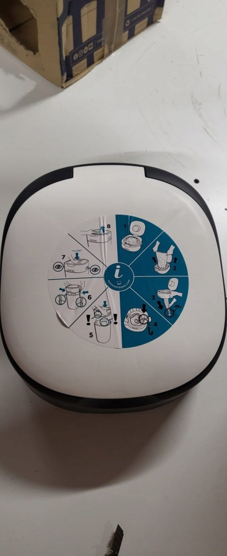 Pokrywa na kosz na pieluchy Tommee Tippee Twist & Click biały Pokrywa na kosz na pieluchy Tommee Tippee Twist & Click biały