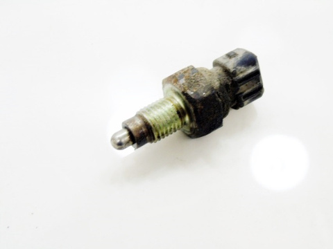 CZUJNIK WŁĄCZNIK SKRZYNI AUDI 80 100 AVANT 1.8 8V CZUJNIK WŁĄCZNIK SKRZYNI AUDI 80 100 AVANT 1.8 8V