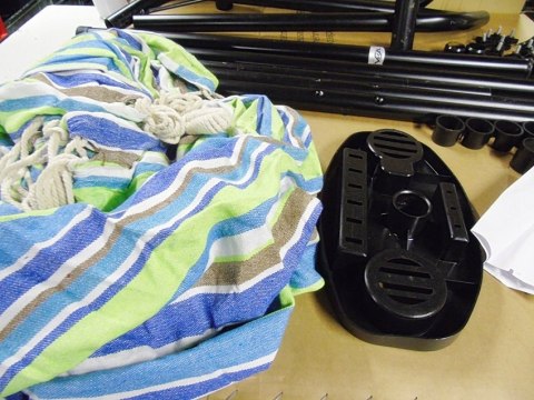 Hamak ze staowym stelażem wielokolorowy 205 kg 210 x 140 uszkodzony Hamak ze staowym stelażem wielokolorowy 205 kg 210 x 140 uszkodzony