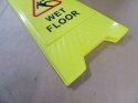 Stojak z ryzykiem poślizgu angielski ostrzegawcza Caution Wet Floor