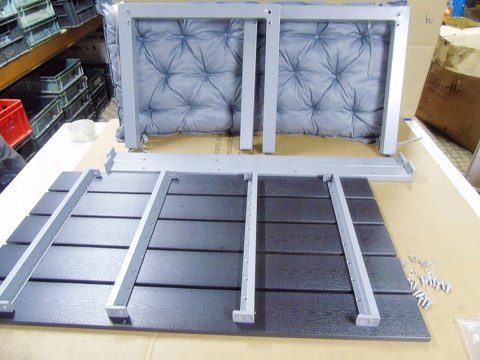 Ławka aluminiowa z poduszką drewno Polywood srebrno-czarna 100x50x45 cm Ławka aluminiowa z poduszką drewno Polywood srebrno-czarna 100x50x45 cm