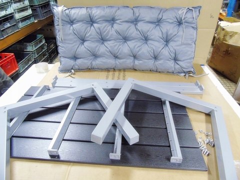 Ławka aluminiowa z poduszką drewno Polywood srebrno-czarna 100x50x45 cm Ławka aluminiowa z poduszką drewno Polywood srebrno-czarna 100x50x45 cm