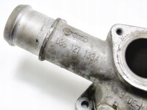 OBUDOWA TERMOSTATU 1.9 TDI PASSAT B5 AUDI A4 SUPERB 038121133A OBUDOWA TERMOSTATU 1.9 TDI PASSAT B5 AUDI A4 SUPERB 038121133A