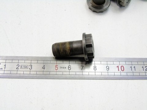 ŚRUBY KOŁA ZAMACHOWEGO 1.8 16V CARENS CERATO CLARUS SHUMA 2 ŚRUBY KOŁA ZAMACHOWEGO 1.8 16V CARENS CERATO CLARUS SHUMA 2