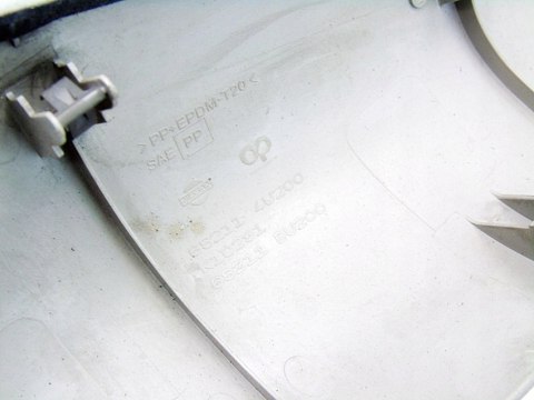 OSŁONA KRATKA NAWIEWU PRAWY PRZÓD NISSAN ALMERA TINO 2002 2.2 DI 68211BU200