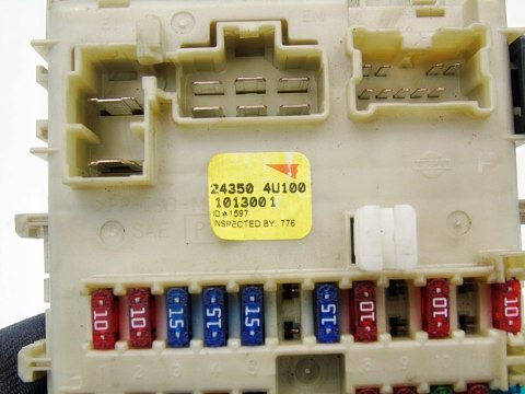 SKRZYNKA BEZPIECZNIKOWA NISSAN ALMERA TINO 2002 2.2 DI 243504U100 SKRZYNKA BEZPIECZNIKOWA NISSAN ALMERA TINO 2002 2.2 DI 243504U100