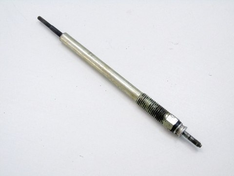 Świeca żarowa 2.2 D4D Avensis Rav4 Corolla Verso IS200 Auris