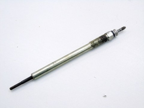 Świeca żarowa 2.2 D4D Avensis Rav4 Corolla Verso IS200 Auris