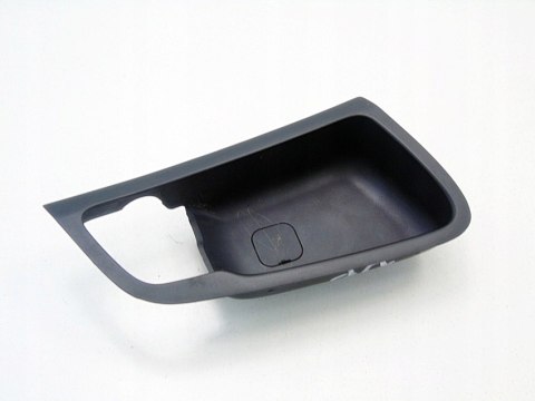 Osłona rozeta klamki wewnętrznej prawy przód Hyundai I30 FL 2010r