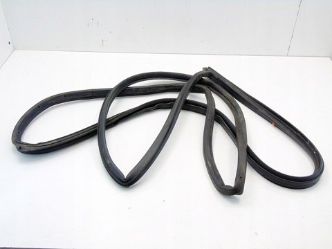 Uszczelka drzwi prawy przód Hyundai I30 FL 2010r