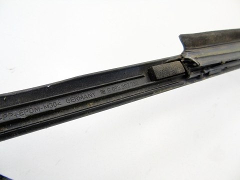 Uszczelka parapet zewnętrzny szyby prawy przód Opel Meriva A 093392730