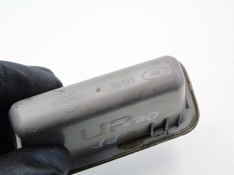 Uchwyt rączka drzwi prawy tył Nissan Almera Tino 2002