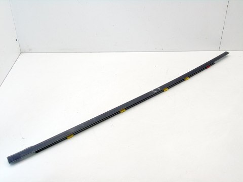 Uszczelka parapet zewnętrzny szyby drzwi lewy tył Nissan Almera Tino 2002