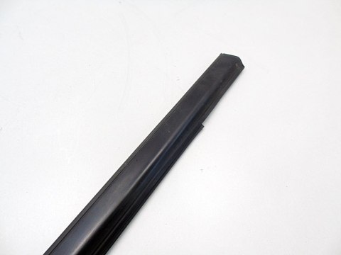Uszczelka parapet zewnętrzny szyby drzwi prawy przód Nissan Almera Tino 02