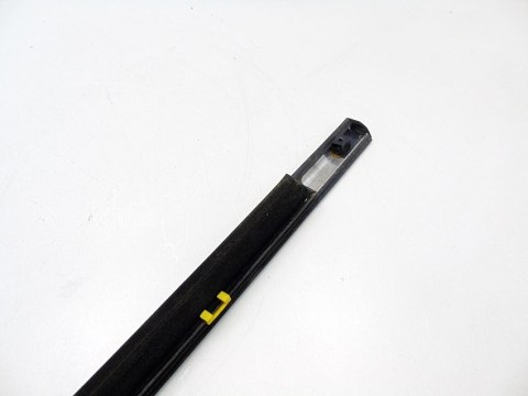 Uszczelka parapet zewnętrzny szyby drzwi prawy przód Nissan Almera Tino 02