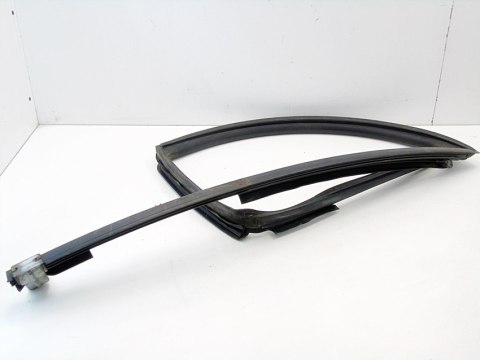 Uszczelka szyby drzwi prawy tył Nissan Almera Tino 2002