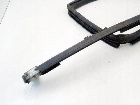 Uszczelka szyby drzwi prawy tył Nissan Almera Tino 2002