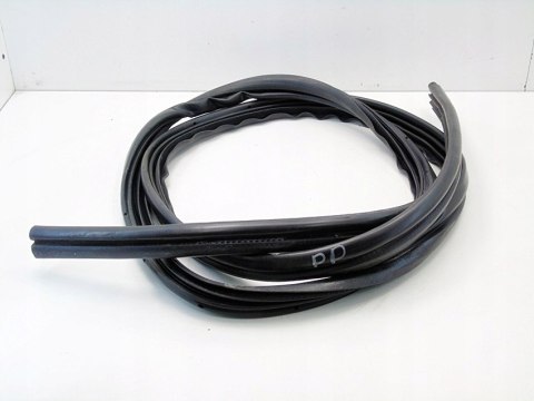 Uszczelka wnęki drzwi prawy przód Nissan Almera Tino 2002