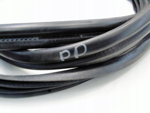 Uszczelka wnęki drzwi prawy przód Nissan Almera Tino 2002