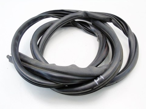 Uszczelka wnęki drzwi prawy tył Nissan Almera Tino 2002