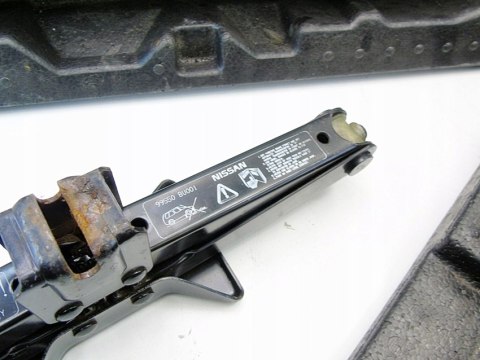 Zestaw lewarek klucz ucho holownicze Nissan Almera Tino 2002
