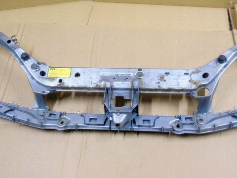 Pas przedni zderzaka górny pod lampyFord Focus MK1