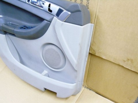 Boczek tapicerka drzwi lewy przód Chrysler Pacifica I 4.0 v6 2007 03-08