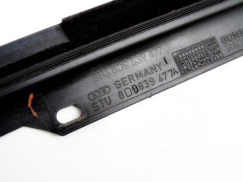 PARAPET LISTWA ZGARNIAJĄCA PRAWY TYŁ AUDI A4 B5 PARAPET LISTWA ZGARNIAJĄCA PRAWY TYŁ AUDI A4 B5