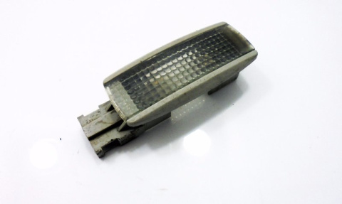OŚWIETLENIE LAMPKA KABINY VW PASSAT B5 99r KOMBI OŚWIETLENIE LAMPKA KABINY VW PASSAT B5 99r KOMBI