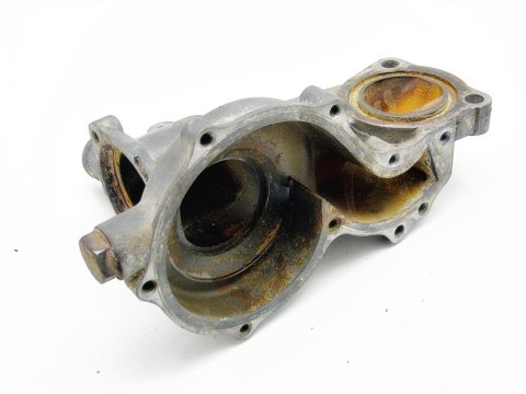 OBUDOWA POMPY WODY 1.8 T TURBO PASSAT AUDI A4 A6 OBUDOWA POMPY WODY 1.8 T TURBO PASSAT AUDI A4 A6
